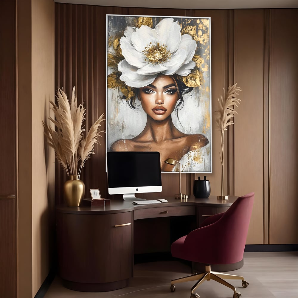 Tablou canvas cu tablou canvas cu portret de femeie si floare, in rama de aluminiu argintiu, pe perete intr-un birou